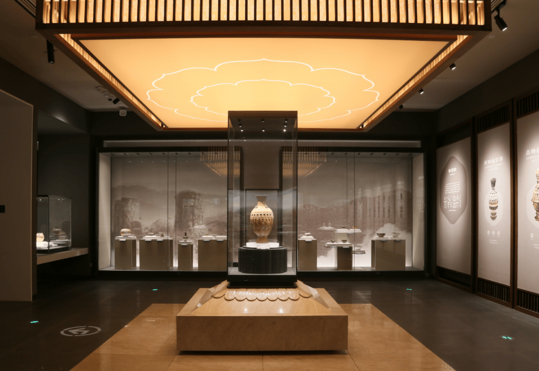 北朝 青釉莲花尊金 淄博窑象灯这是古代寺庙的一盏专用油灯.