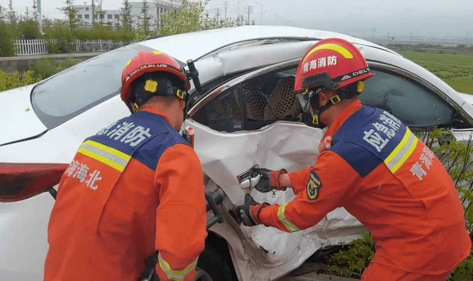 近日,青海发生多起车祸,均有人员被困_救援_进行_货车