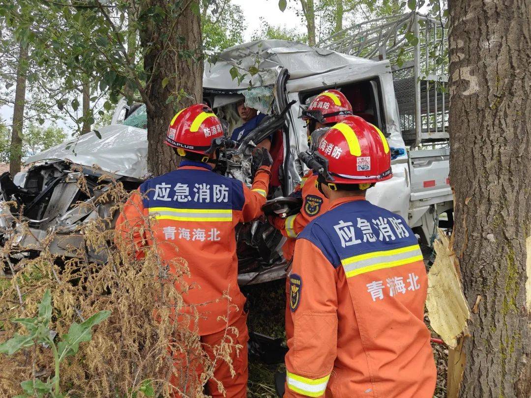 近日,青海发生多起车祸,均有人员被困_救援_进行_货车
