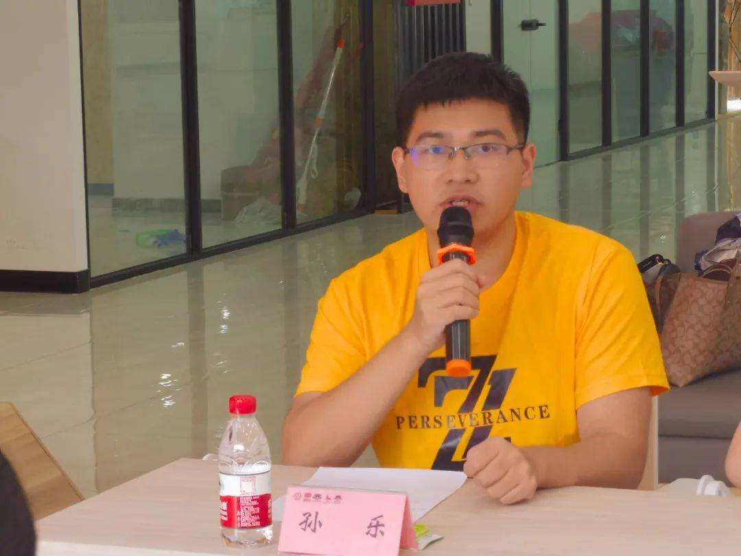 团区委副书记张凯富介绍了岗位分配情况及具体要求.