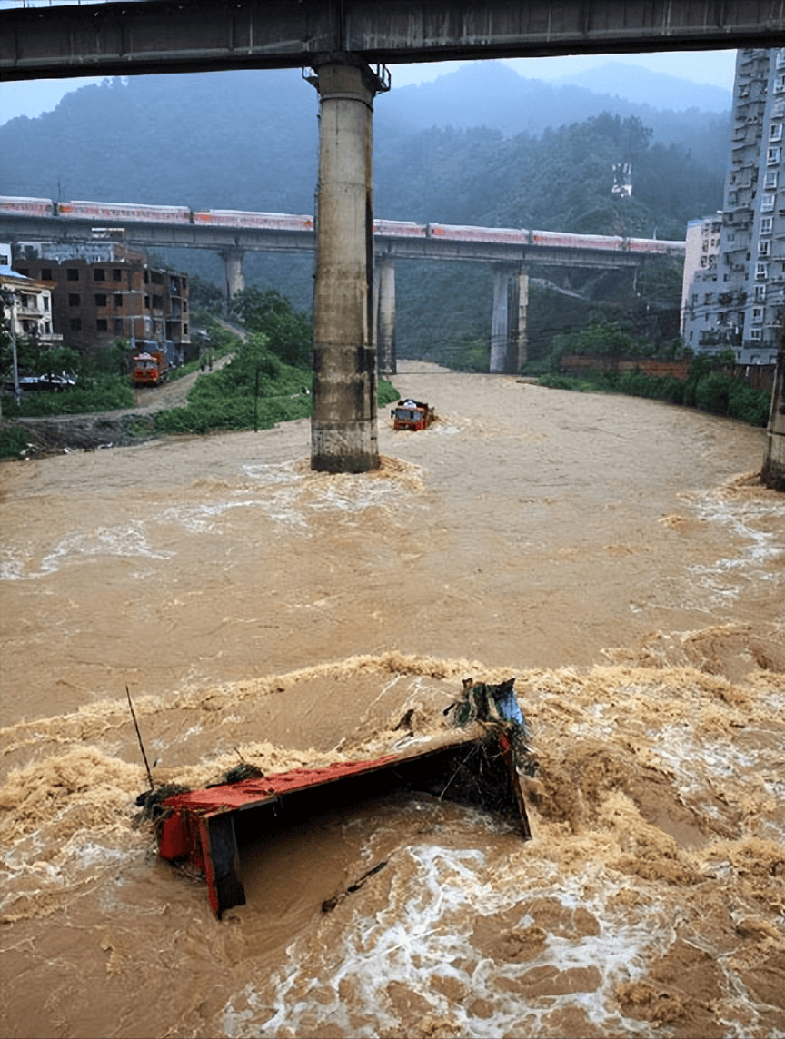 湖北多地暴雨,面对极端天气情况,我们必须保持高度警惕