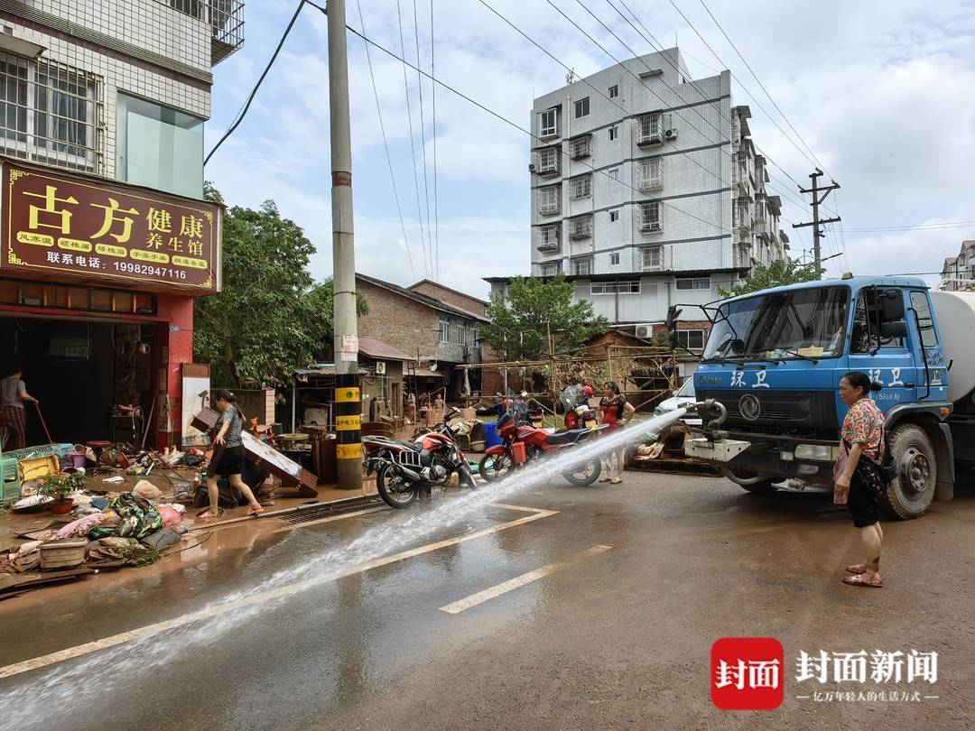 "自来水管网还在抢修中