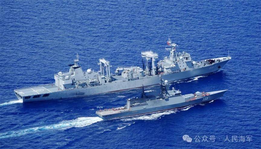 微山湖舰与俄完美号护卫舰组织航行补给占位训练
