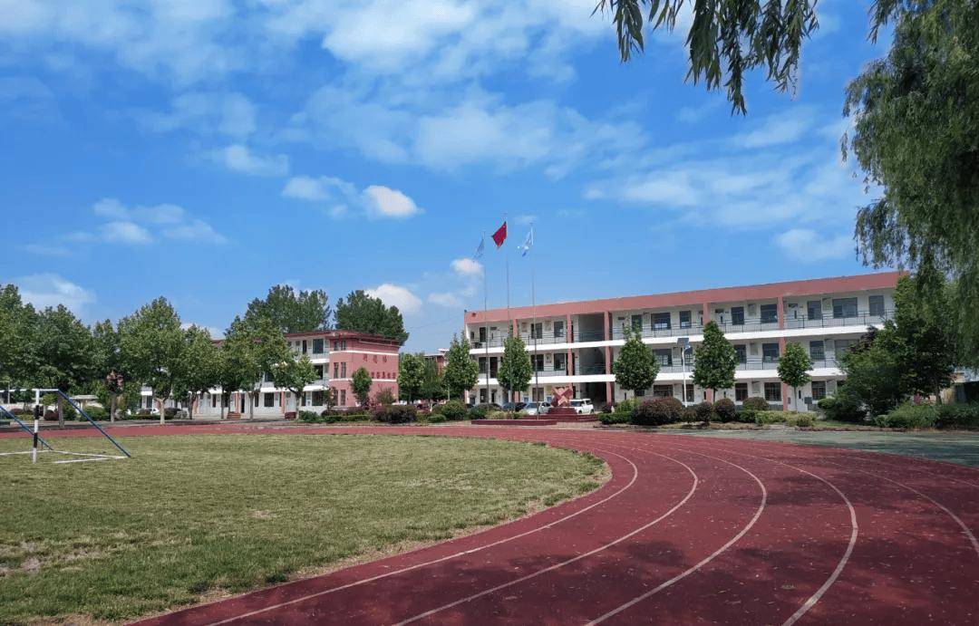 历尽天华成此景,人间万事出艰辛.