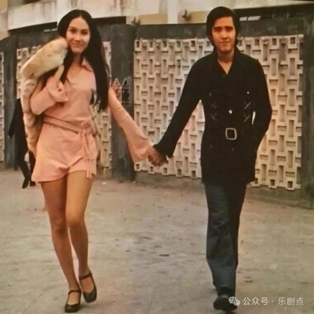 "1974年,姜大卫事业高峰时宣布奉女成婚,两人以休闲打扮签纸行礼,时髦