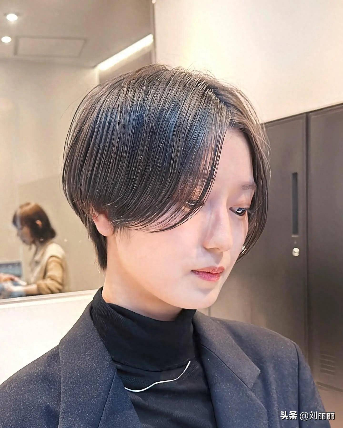 女士发型的选择繁多而其中中分短发以其独特的魅力和时尚感成为了