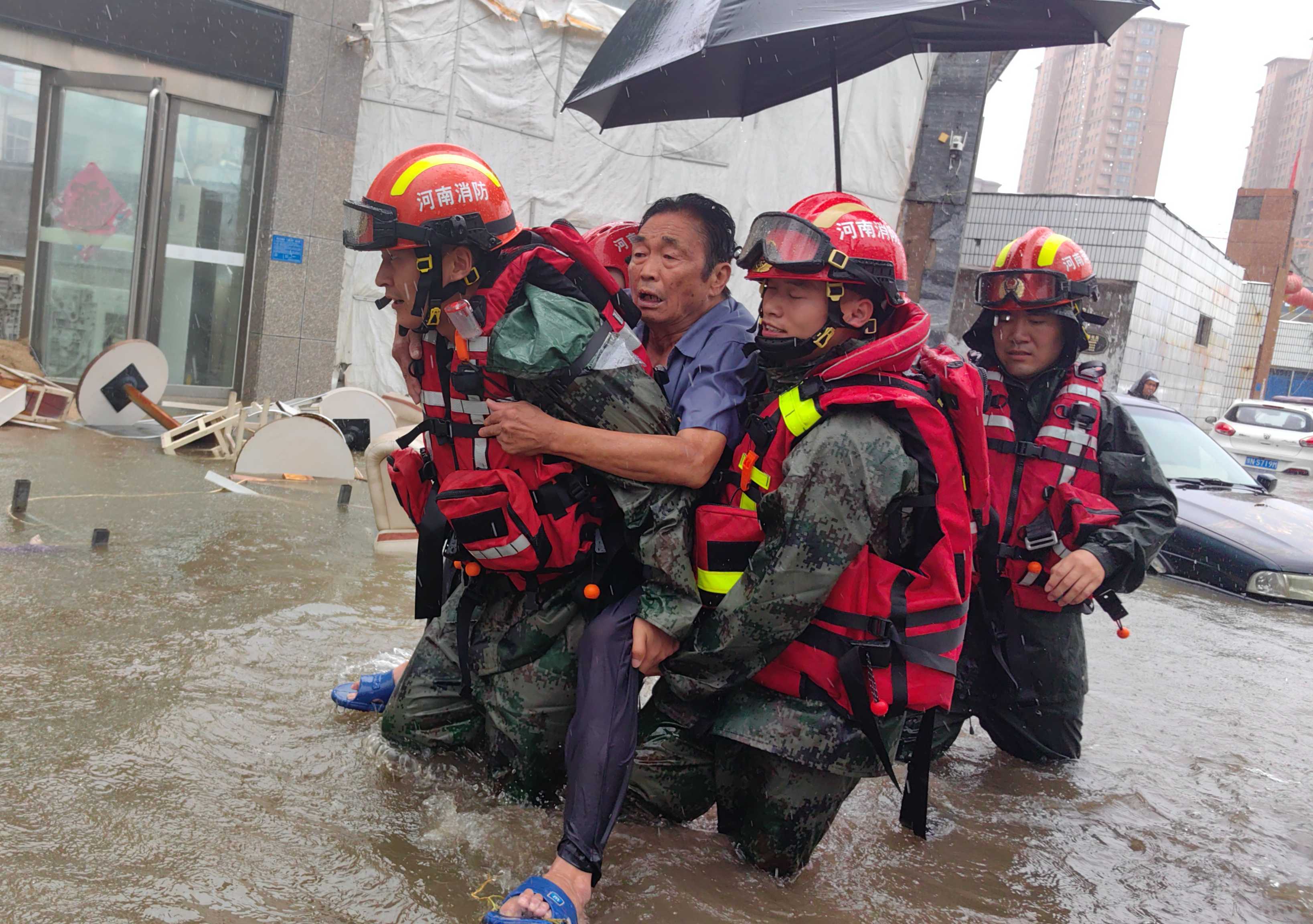 消防救援人员到达现场后,发现老人家中已进水,且老人身体出现不适