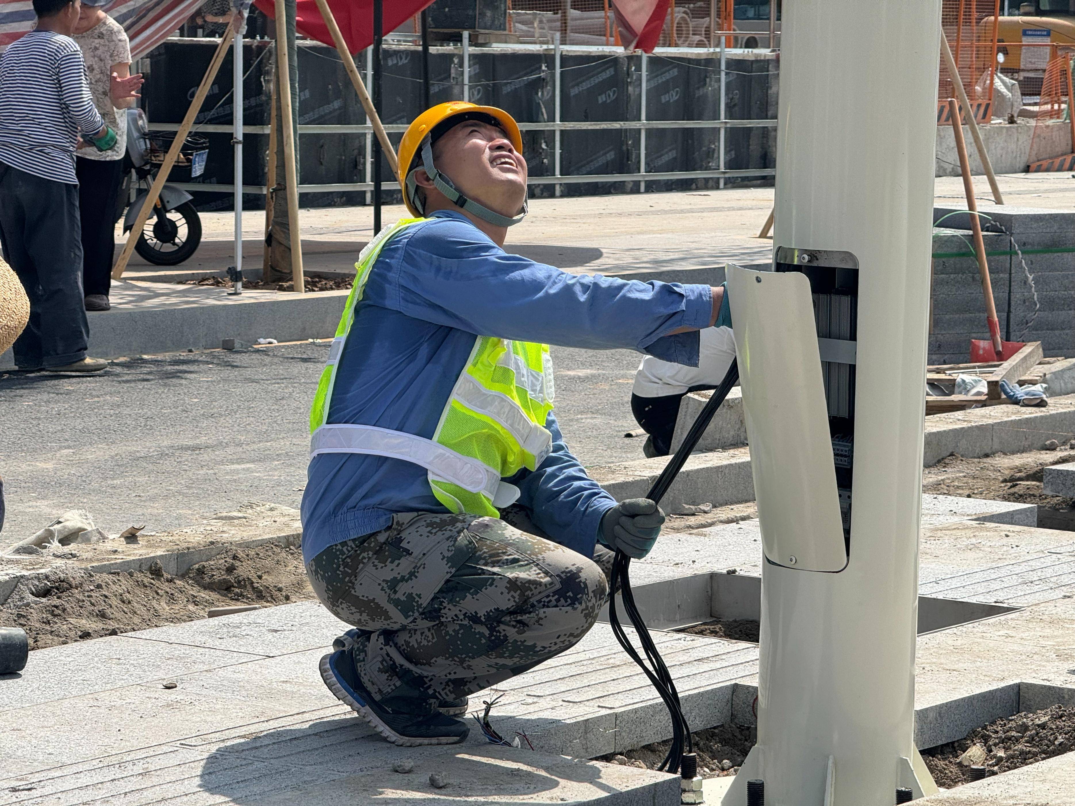 山西太原市迎泽大街照明灯具安装作业正在进行中