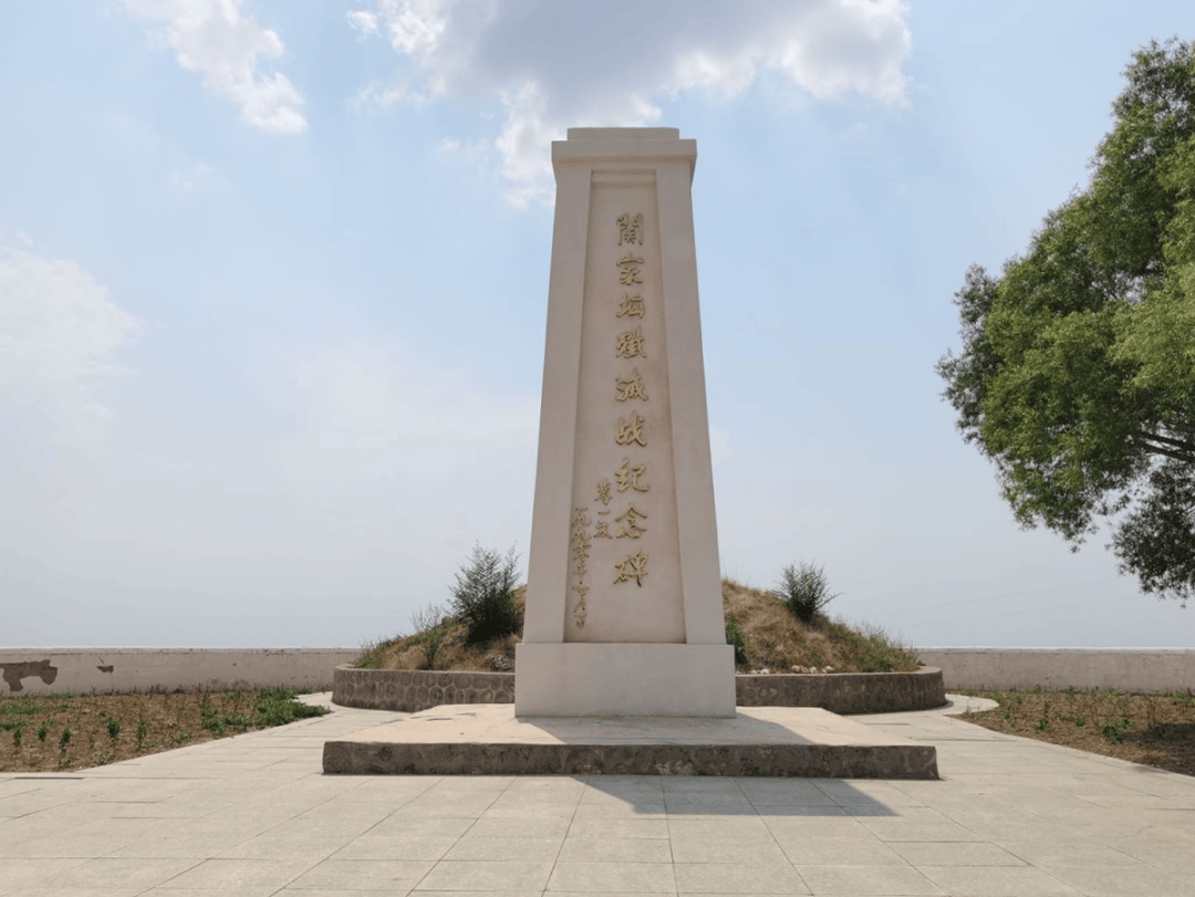 前沿阵地,天亮后我突击队冒着敌机的空袭乱炸再度猛攻肉搏五小时之久
