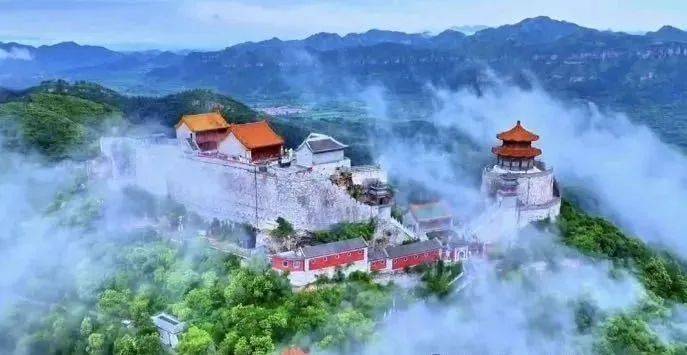 丫髻山坐落于北京平谷刘家店镇境内,是国家4a级景区,享有"北方泰岱""