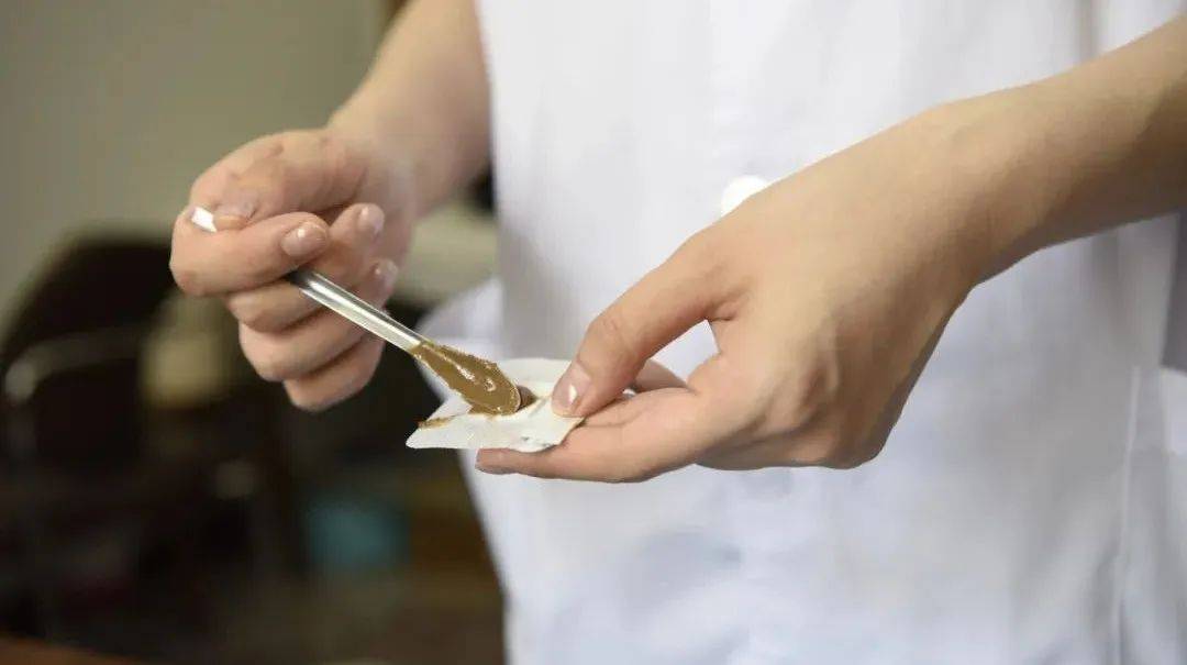 市中医医院贴敷节"火热"启动