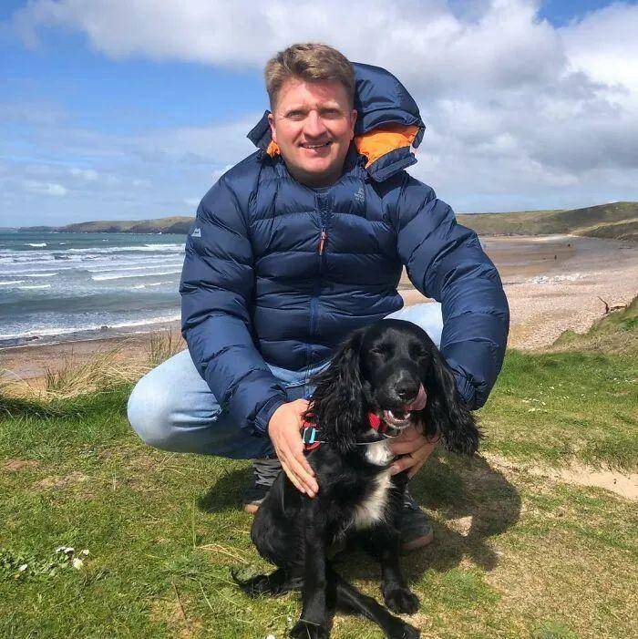 天生6条腿的"美人鱼"小狗,最后在海边找到了一个家!