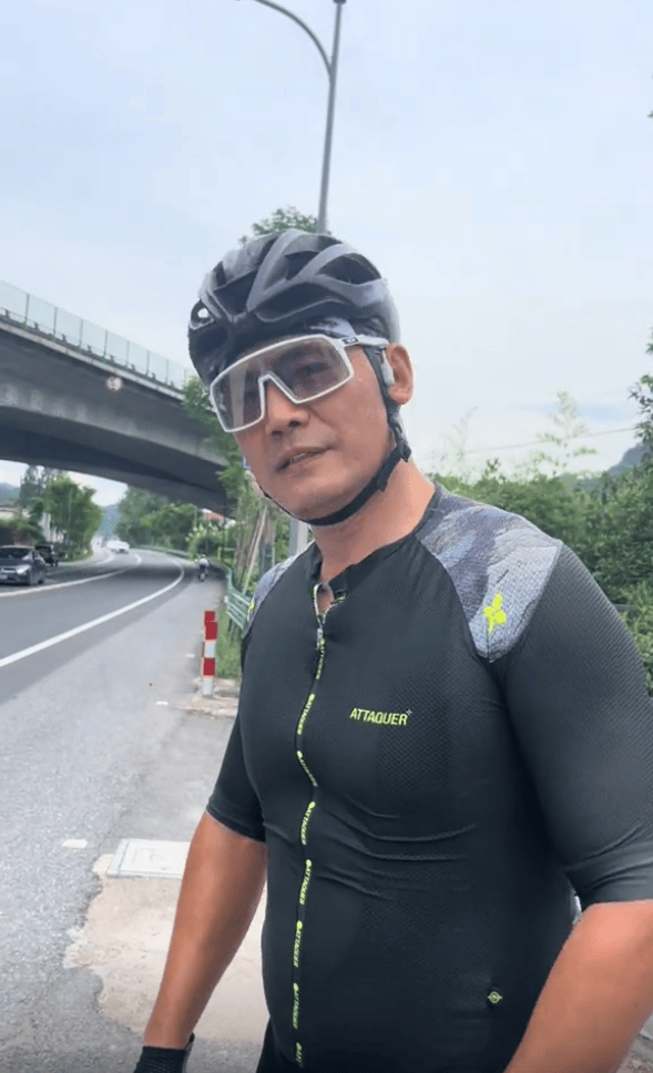 不过纵使如此,从邵兵手臂上的肌肉线条看得出,他