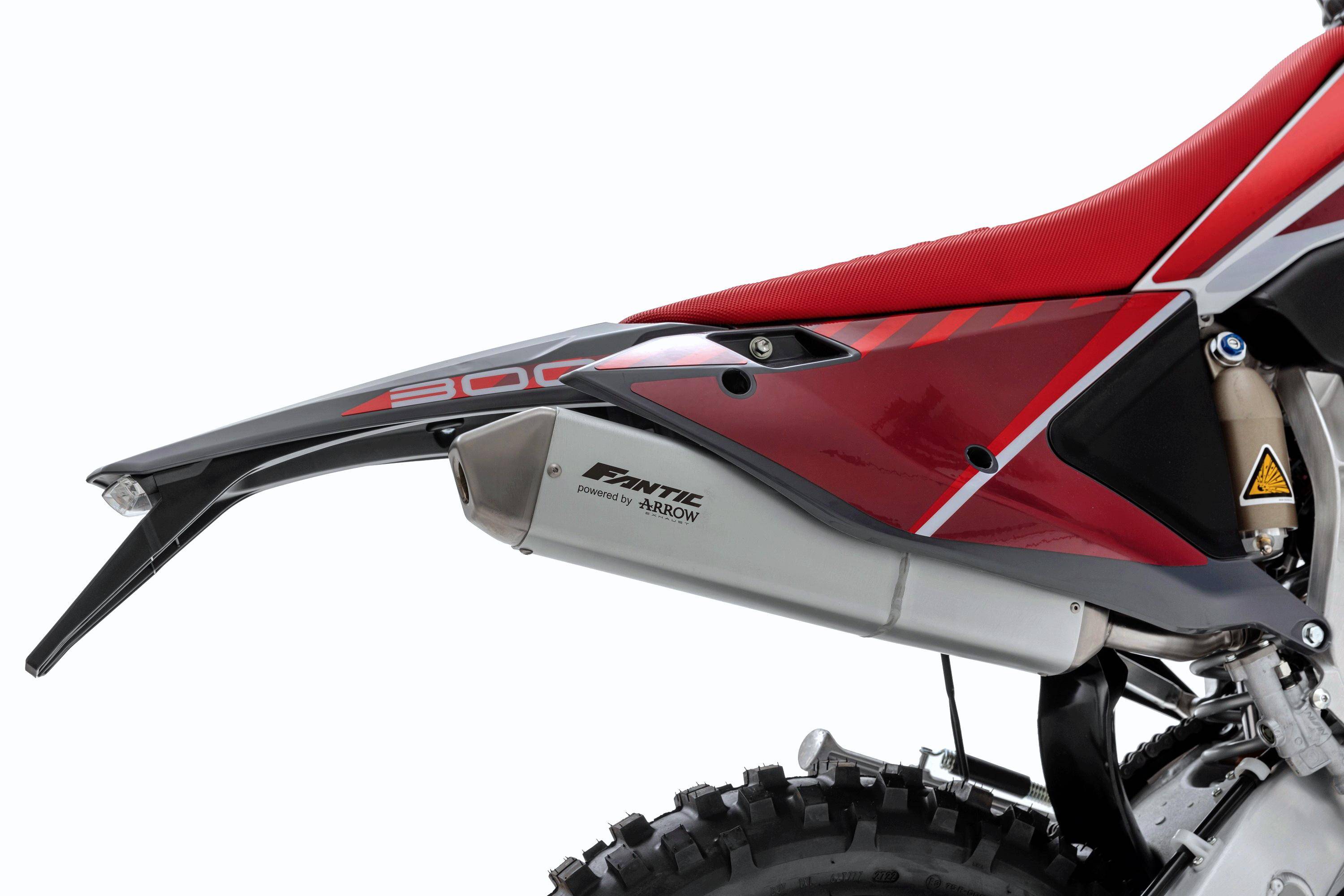 来自 yamaha 平台,fantic 2025 xe 300 两冲电喷越野赛车