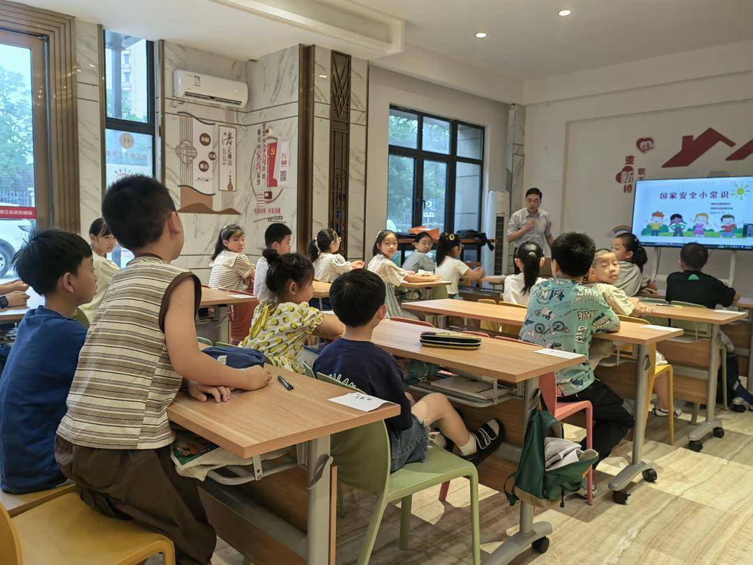 常熟市滨江实验小学老师孙梦铖与青少年分享手工纸篮的编织技巧,现场