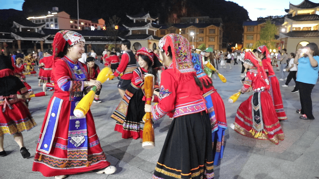 江华水口镇:瑶族长鼓舞化身广场舞 非遗传承常态化