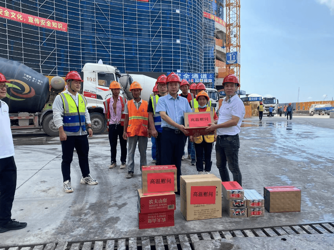 左右滑动查看更多此次高温慰问活动不仅体现了乐清市住建局对一线建筑