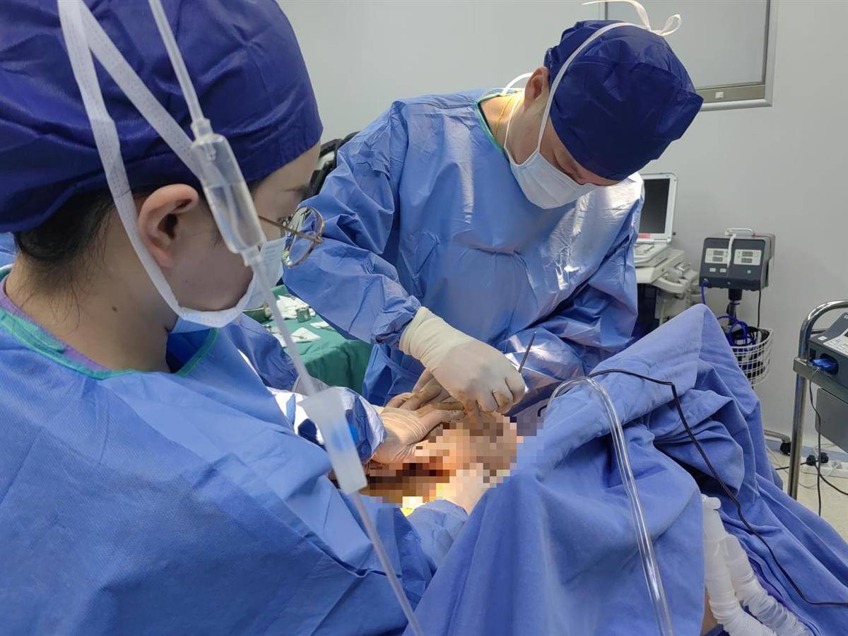 切除2公斤重的乳腺组织,巨乳症妈妈卸掉"篮球胸"