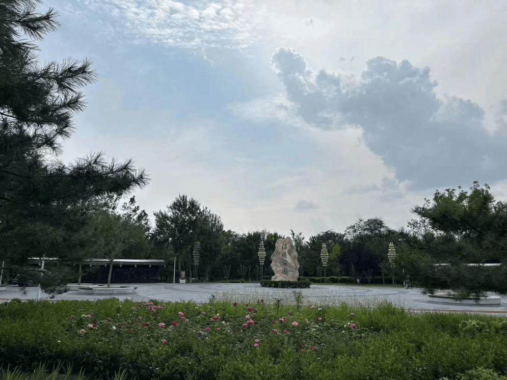 主入口华丽转型,宛平湖广场绿意盎然