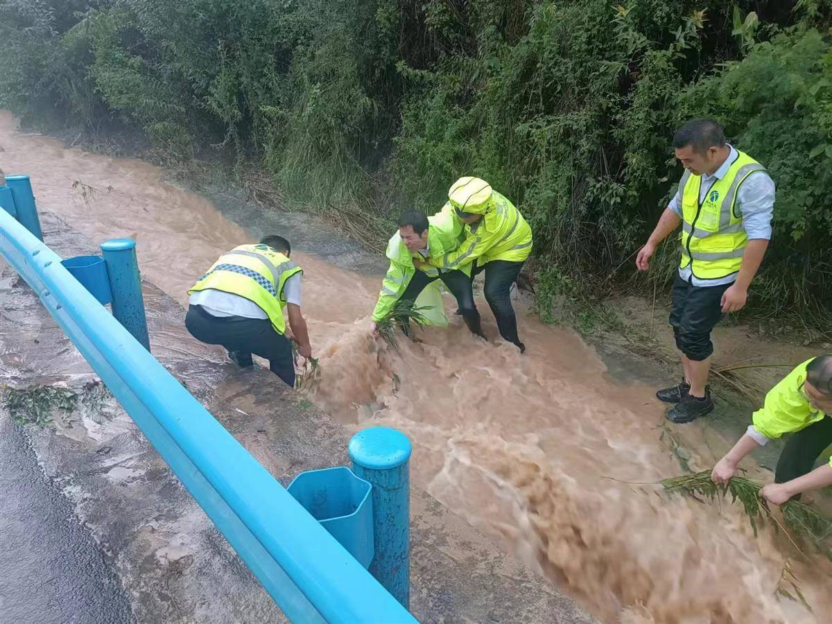 十堰暴雨图片