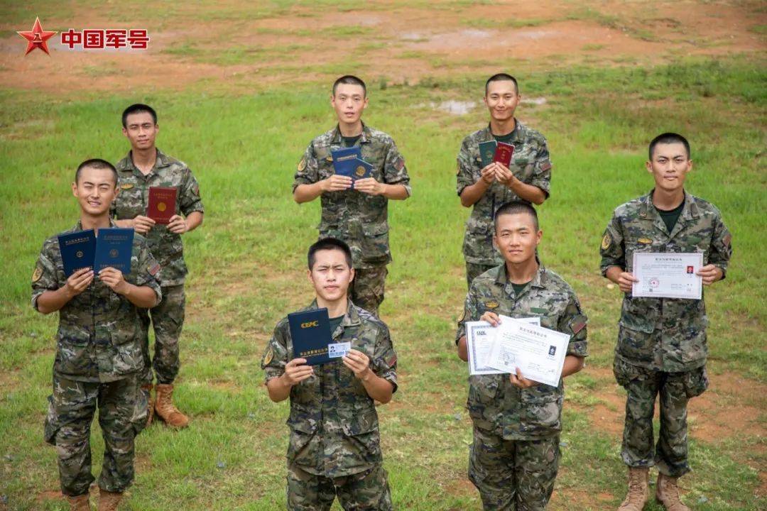 新兵邓志飞读书时考取了普通话二级甲等证书,现在是广播站的新成员