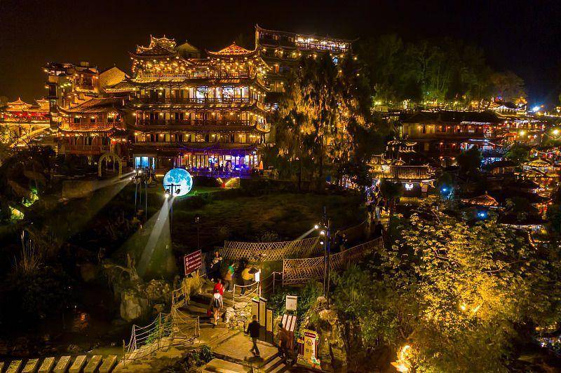 绚丽的夜色氛围,多元化的夜游项目,动静皆宜的夜景体验,已成为芙蓉镇