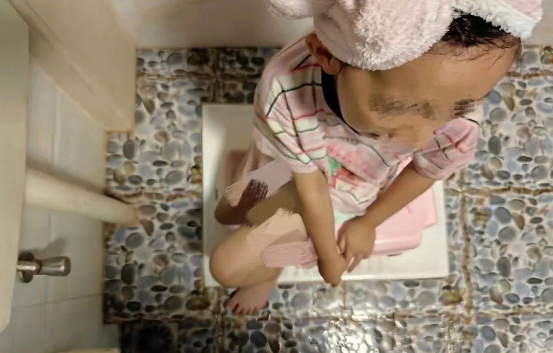 揭阳一小女孩右脚被厕所便池洞口紧"咬"住.