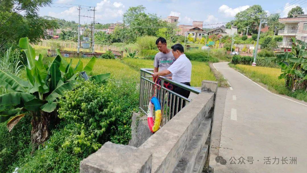 7月15日,倒水镇路垌村新时代文明实践站志愿者向群众宣传防