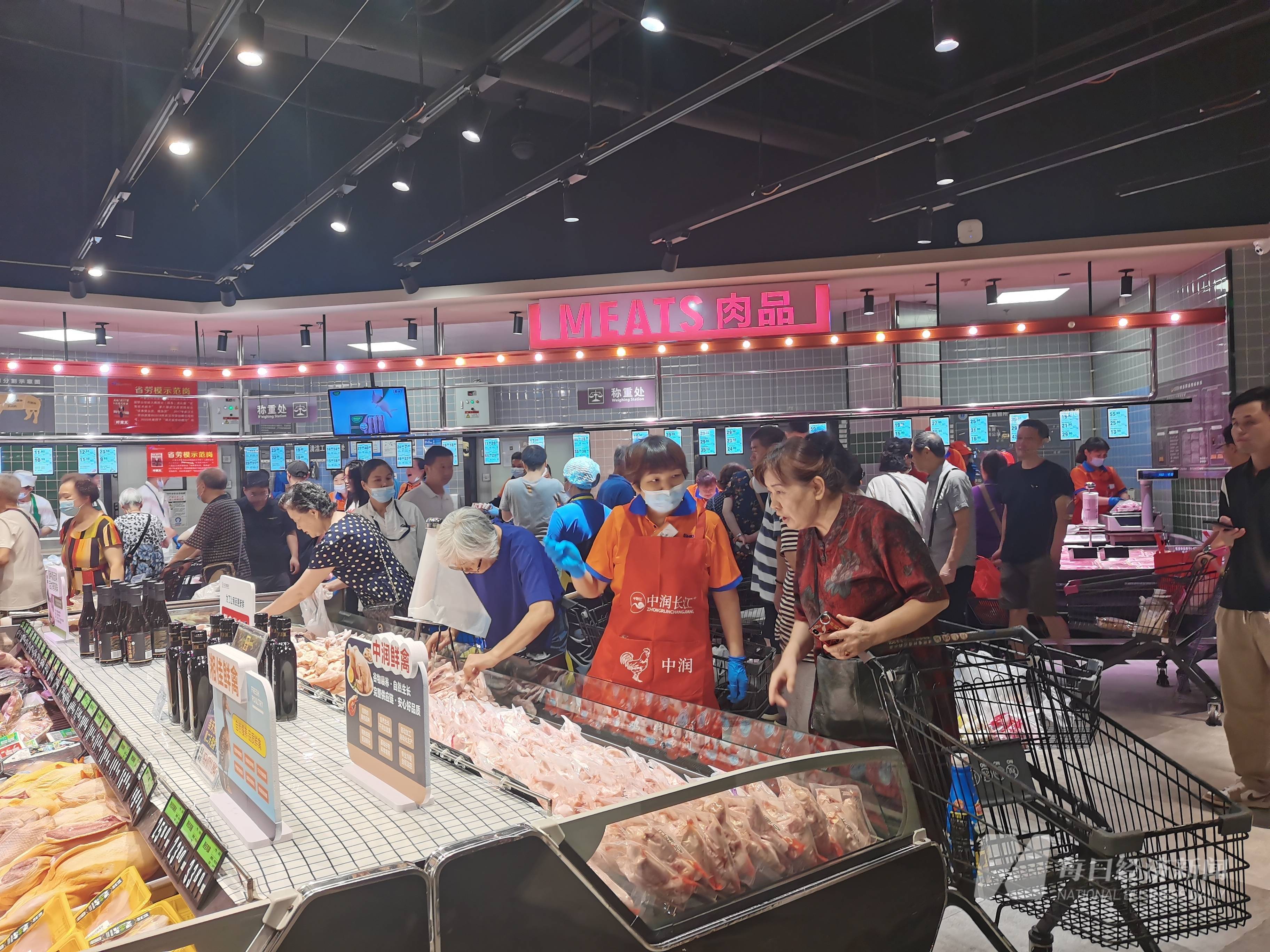 7月20日,《每日经济新闻》记者在中百仓储关山光谷店收银台结