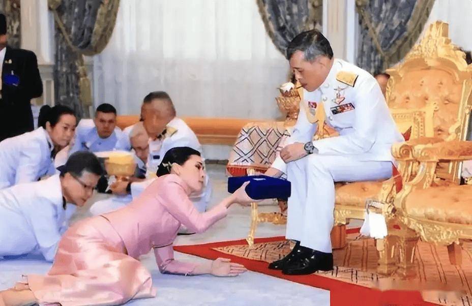 2014年泰国绝色王妃脱光衣服,趴在地上给狗喂食,曝光后被迫出家_国王