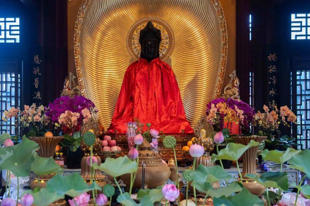 内供奉了精美的插花观世音菩萨圣像披上了红袍上海玉佛禅寺观音殿内观