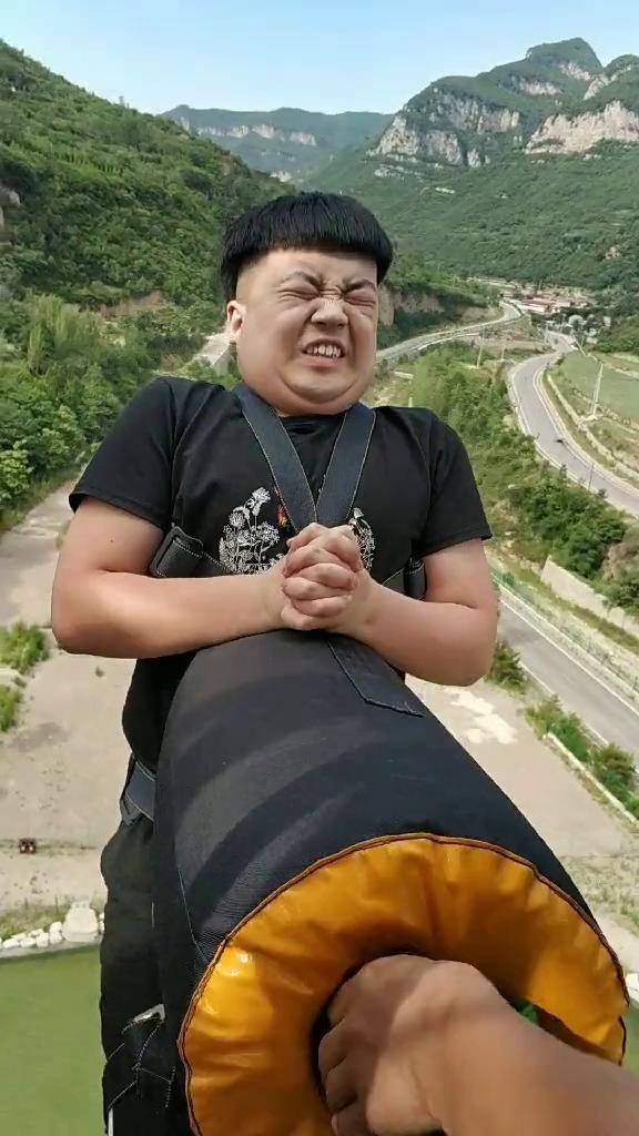 大哥对不起,我把你双下巴拍出来了!