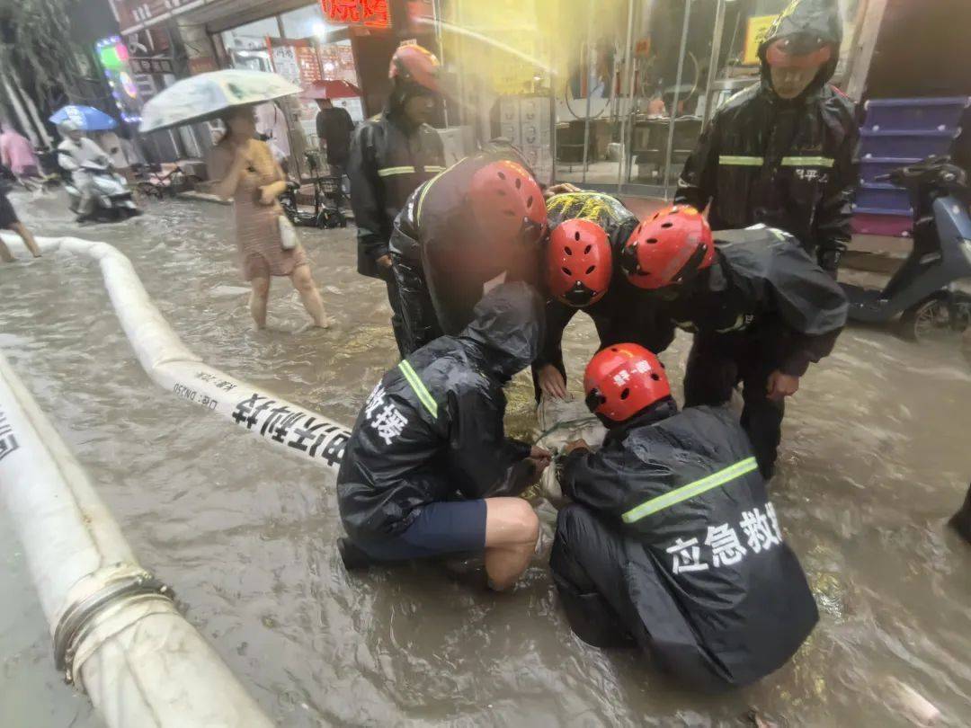 北京暴雨救援现场图片