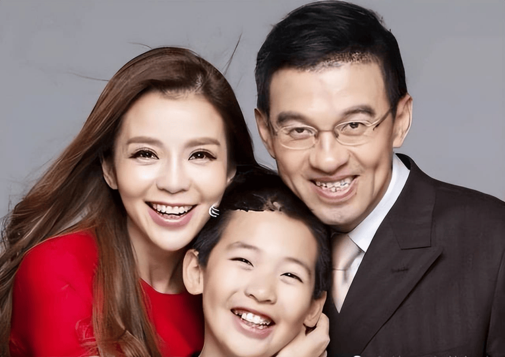 "央视一姐"朱迅老公王志低调升官!如今事业有成家庭美满