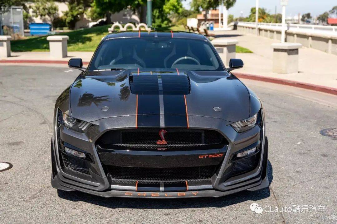 760匹的福特野马shelby gt500,换装碳纤套件,依旧很抗打 | 酷乐汽车