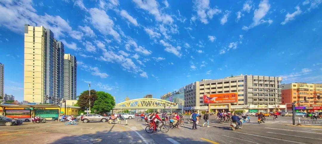 夏天的秦皇岛总是忙忙碌碌,生机勃勃的.街头车水马龙,人来人往.