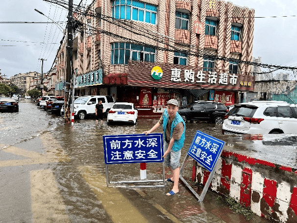 横峰街道团工委台风"格美"到来前夕,太平街道青年突击队挺膺担当,闻"