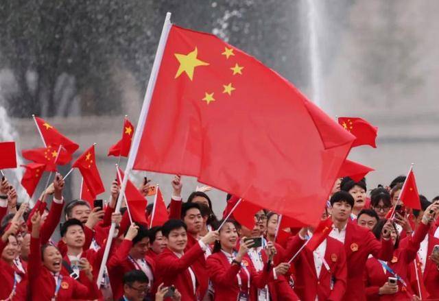 塞纳河上耀眼的"中国红",赞!