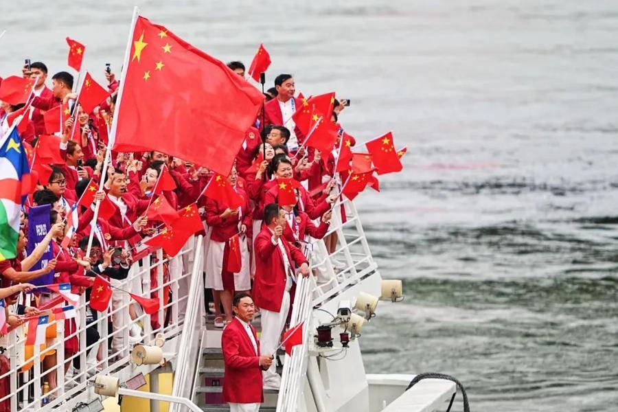 马龙举旗,汪顺晒照,贾玲亮相,巴黎奥运会开幕式名场面来了!