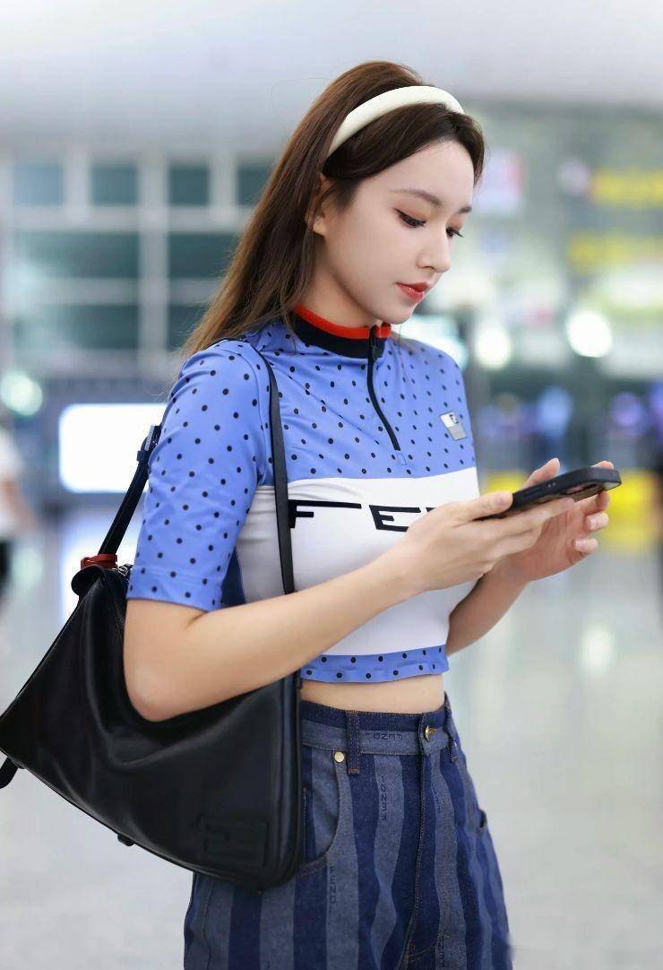 程潇穿奢侈品走机场,这件上衣5400真的不理解