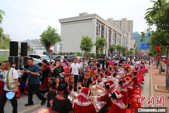 广西隆林庆火把节 民俗为媒促民族团结