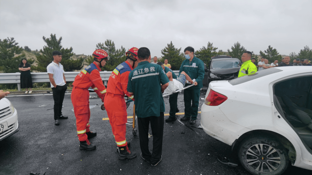 消防救援人员赶到事发现场立即赶赴现场开展救援接到报警后库伦旗双拥