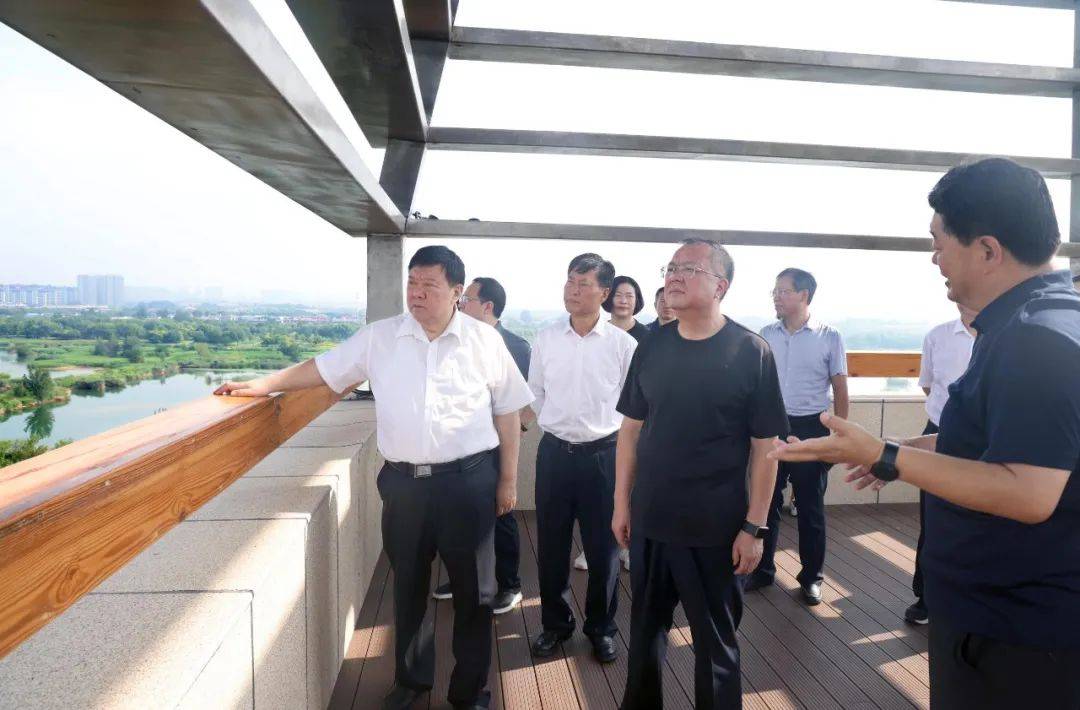 市人大常委会主任李雪荣,市人大常委会副主任杨立中,秘书长李杰等参加