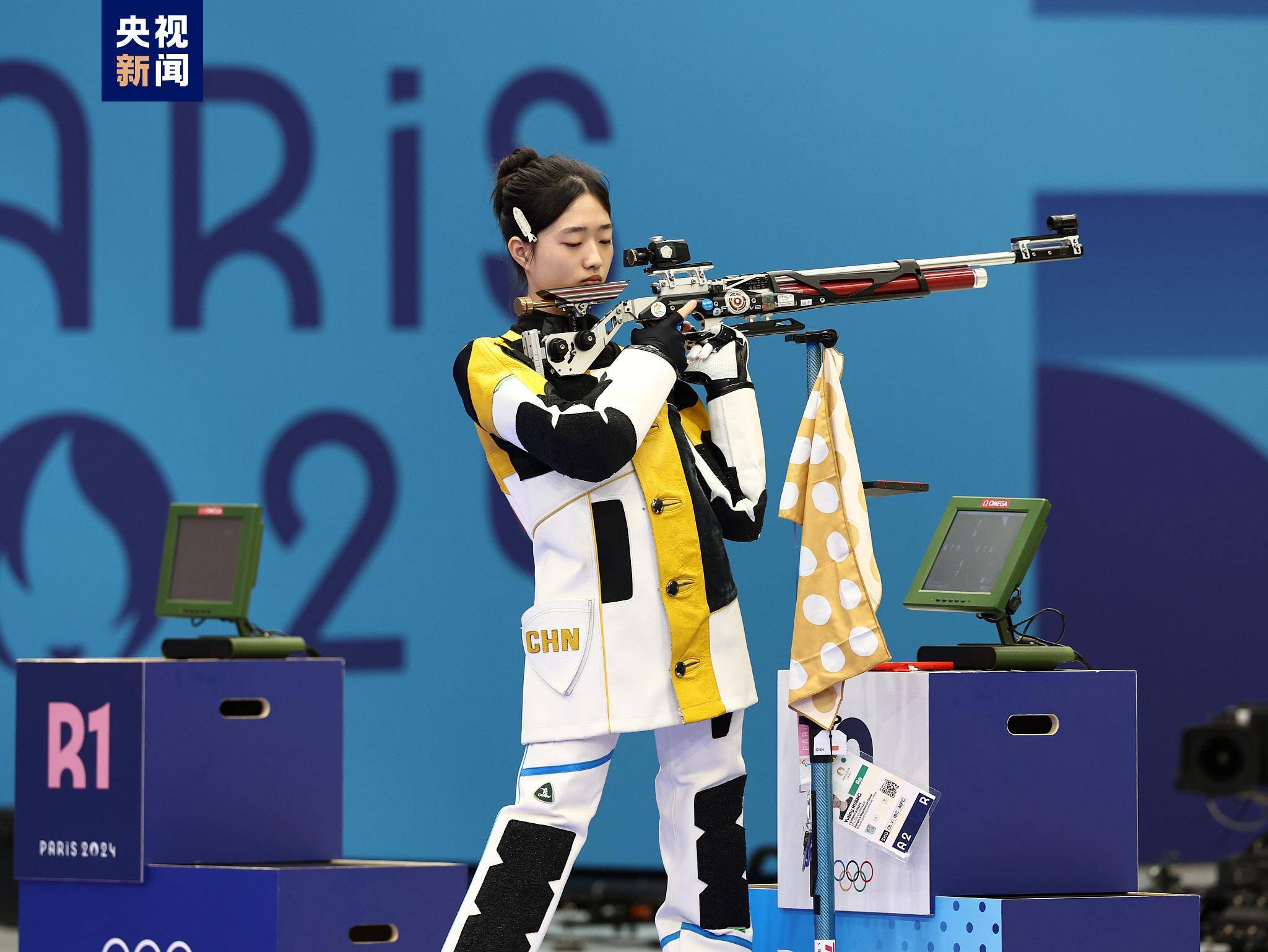 7月29日,在巴黎奥运会射击女子10米气步枪决赛中,中国选手黄雨婷以0