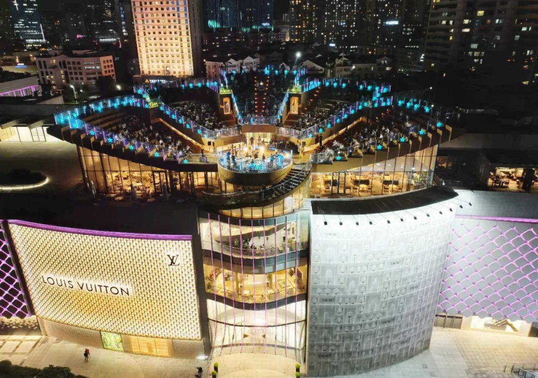 届音乐周构建了一条从浮山湾,太平角,青岛市人民会堂延伸至西海艺术湾