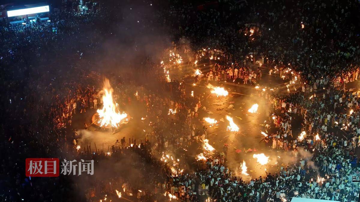 "满天星斗落人间"!西昌火把节狂欢启幕,两天超30万人参与
