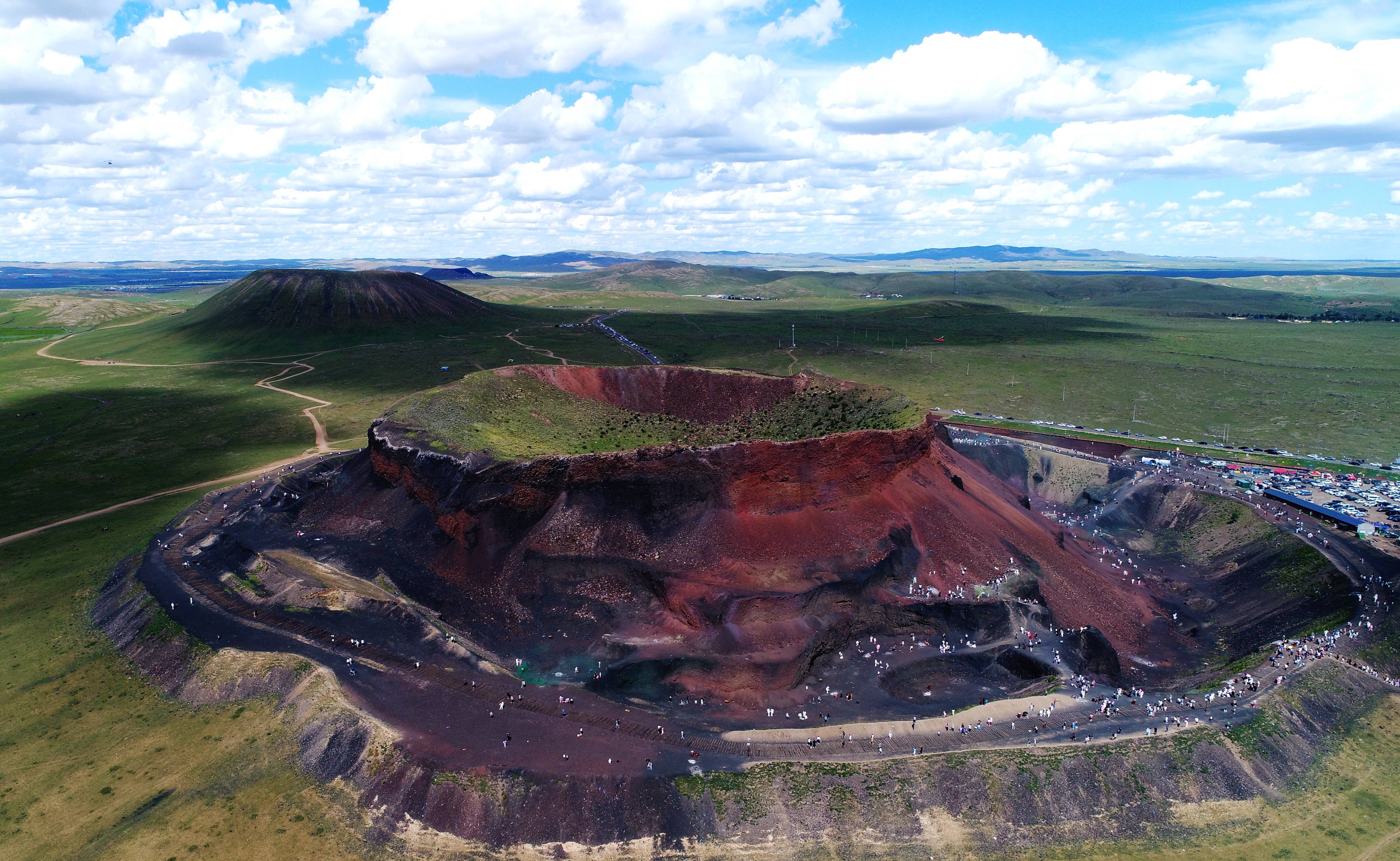 内蒙古乌兰察布:火山群带"火"夏日旅游