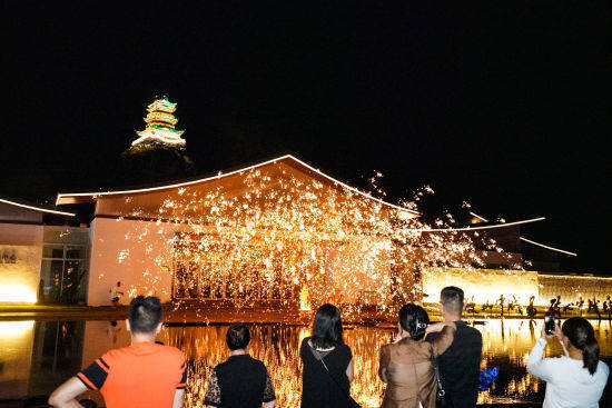 "非遗"邂逅 "景区" 激活江西龙南"夜"态活力_表演_烟花_瞬间