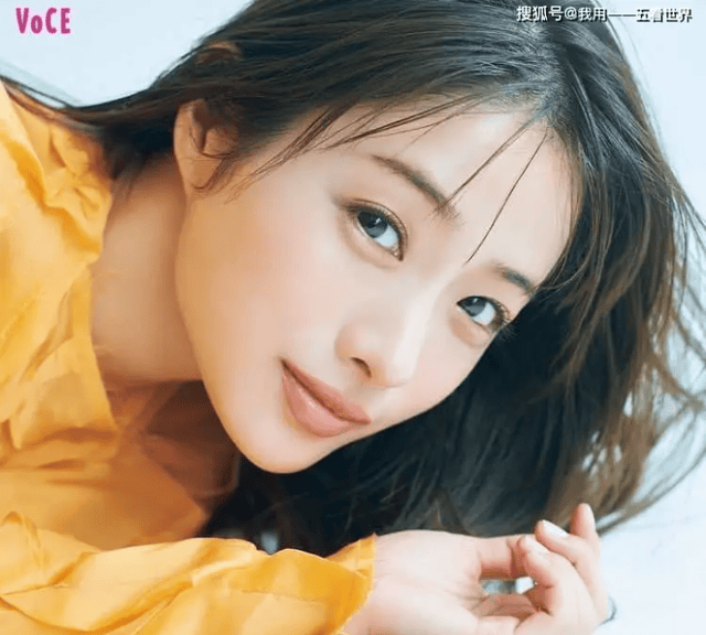 石原里美杂志靓丽写真小露香肩!肤白貌美性感迷人