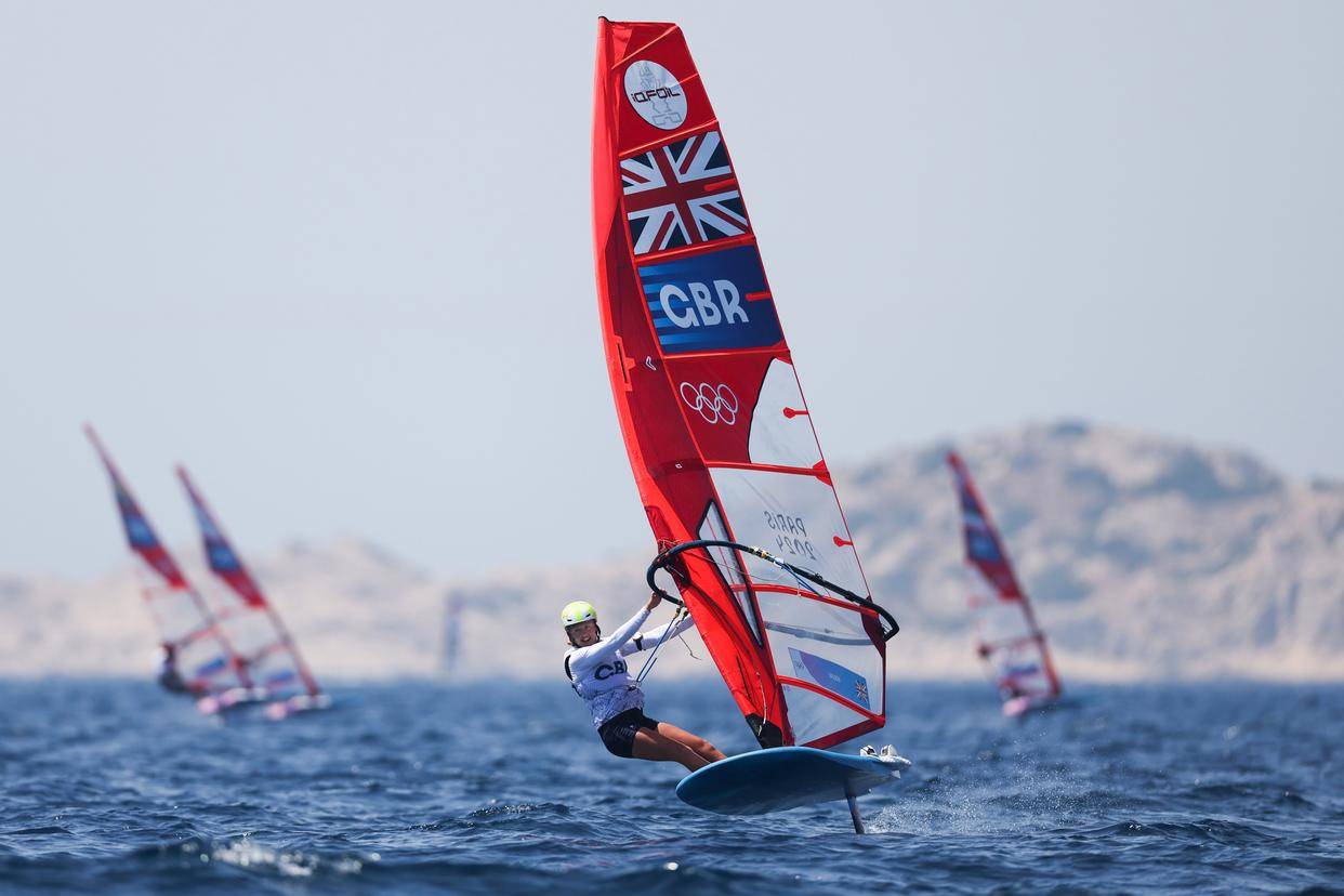 巴黎奥运会|帆船帆板综合:英国女子水翼帆板选手威尔逊领先优势扩大